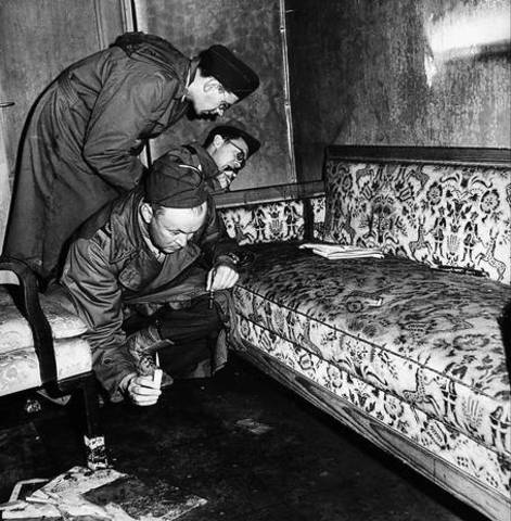 Hitler begår självmord