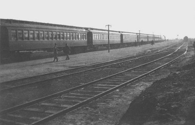 Polly arrives in Regina on the search for her husband.