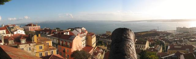 Publica o romance "História do Cerco de Lisboa"