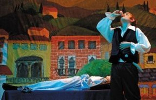 Romeo drinks the posion