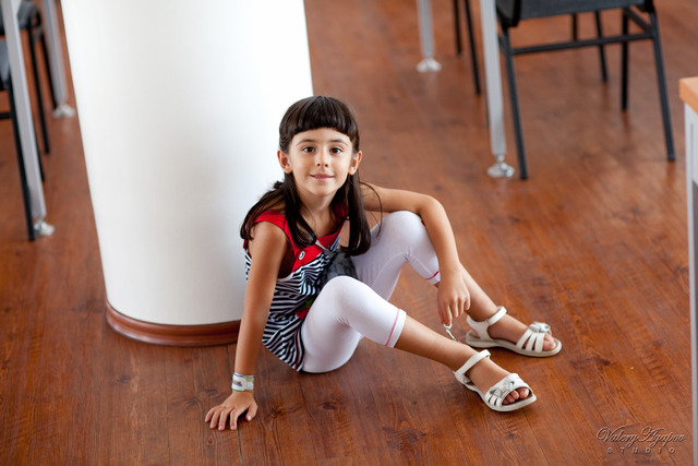 Яна в библиотеке