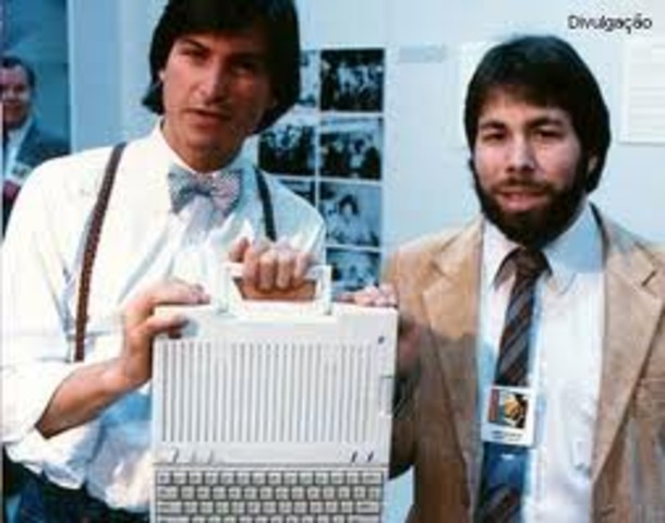 Se funda apple por Steve Jobs y Steve Wozniak