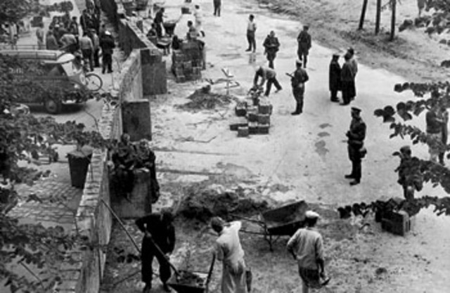 Возведена Берлинская стена