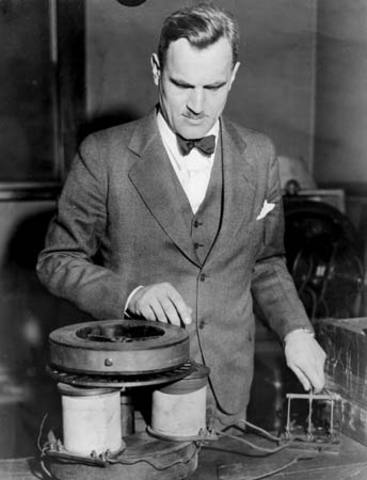 Arthur Compton Develops and Explains the Compton Effect