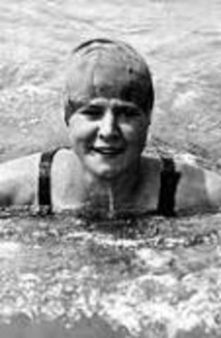 Gertrude Ederle Swims English Channel