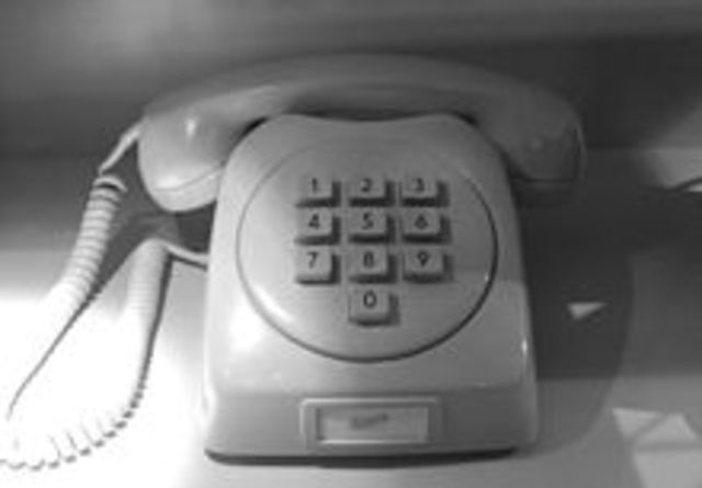 появление первого кнопочного телефона