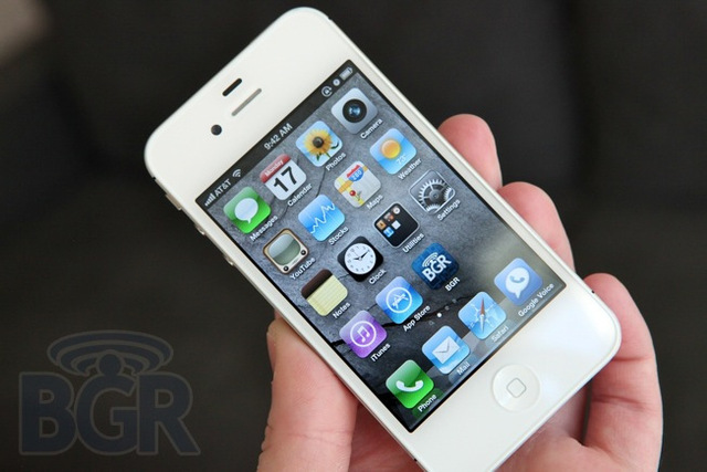 Steve Jobs creates theiPhone 4.
