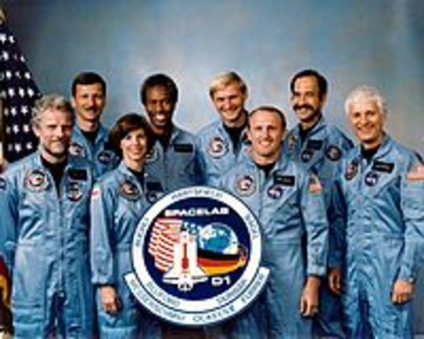 Challenger first crew of 8 astronauts. 挑戰者號太空梭