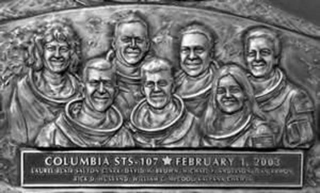 Columbia disintegrated during re-entry. 哥倫比亞號在上空爆炸解體。