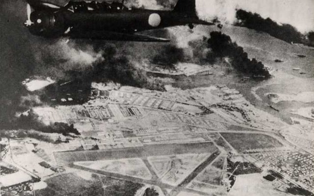 Ataque japonés sobre Pearl Harbor. EE.UU. entra en guerra