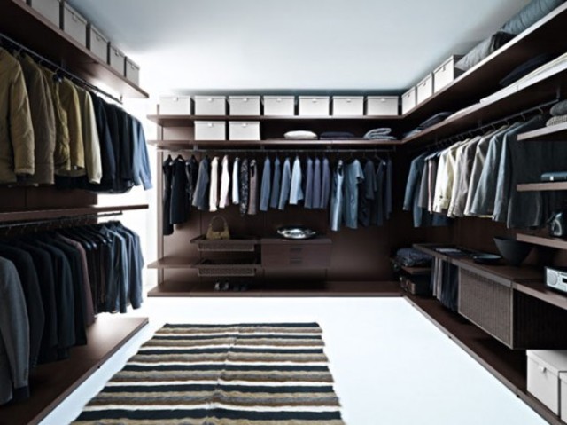 WALK IN CLOSET