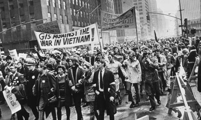 100,000 demonstrate against the war in New York City