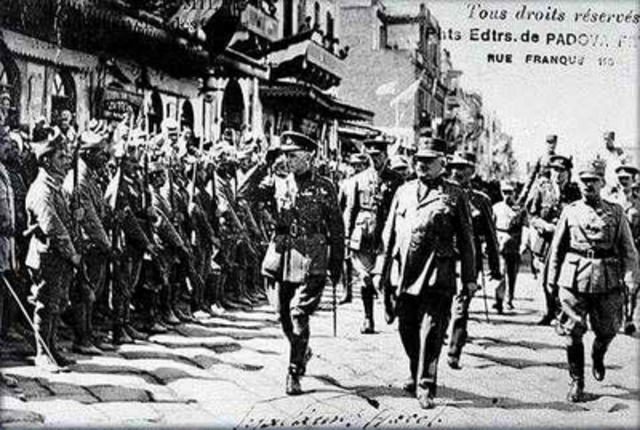 Ο ελληνικός στρατός αποβιβάζεται στη Σμύρνη.