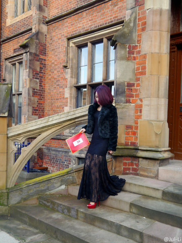 Li wore her self-design dress to join the graduation ceremony