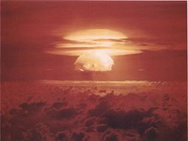 Us drops the Atomic Bomb on Japan to end WWII
