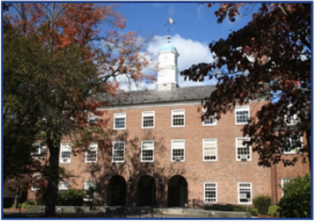 La escuela con el nombre de Beaver Country Day School empezó en septiembre de dos mil diez.