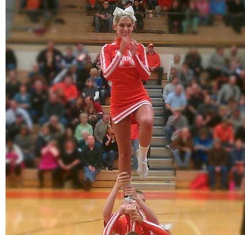 Hace nueve anos que juego cheerleading.