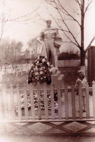 Установлена Братская могила и памятник Двенадцати матросам Амурской флотилии