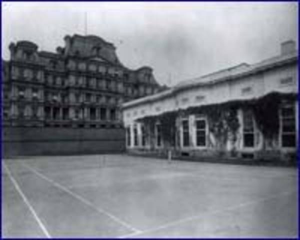 Theodore Roosevelt builds white house tennis court