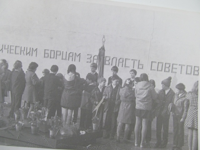 Пионерская дружина. Прием в пионеры у Вечного огня