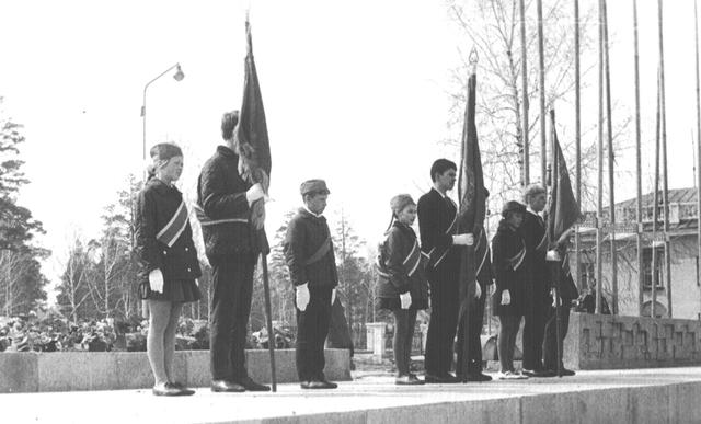 Знаменная группа пионерской организации школы