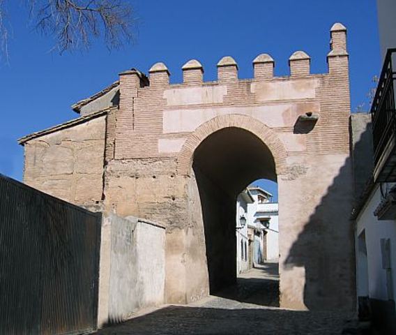 Ibn Al-Ahmar llega a Granada por la puerta de Elvira