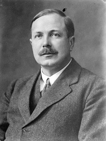 Publica Viatge d’un naturalista al voltant del món amb el H.M.S Beagle.