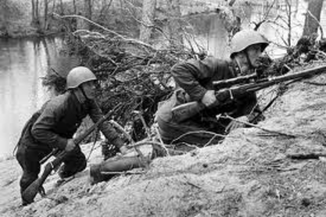 Alemania invade Bélgica, lo que provoca que el Reino Unido le declare la guerra