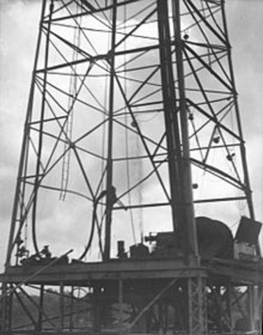 first oil well drilled in US