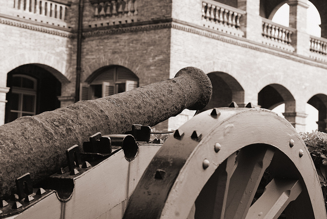 Locals attack Fort San Domingo