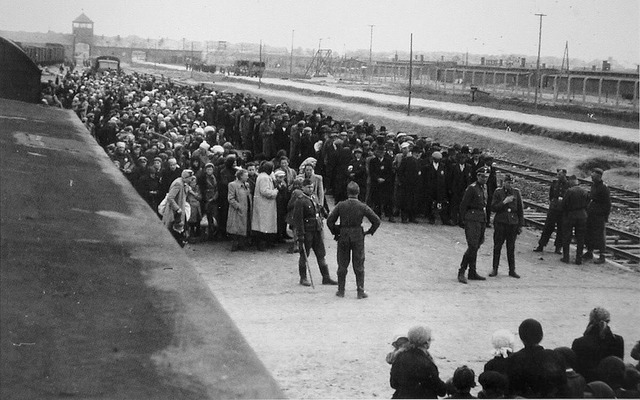 Eliezers family arrive in Poland
