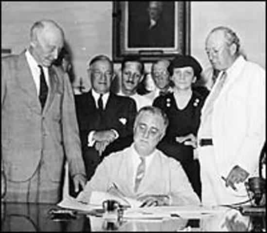 Rooselvelt signs the social security act