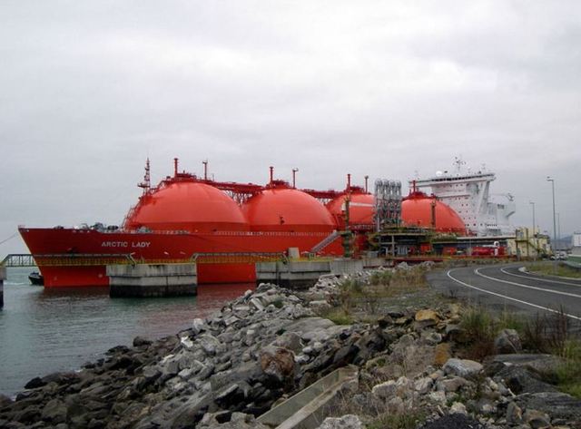 First commercial liquefacion plant.