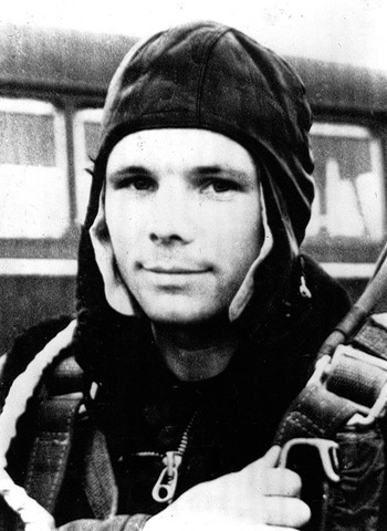 Гагарин написал заявление с просьбой зачислить его в группу кандидатов в космонавты.