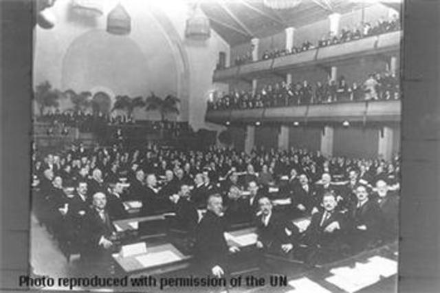 Germany withdraws from the League of Nations.