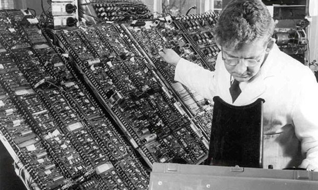 EDVAC (Electronic Discrete Variable Automatic Computer)