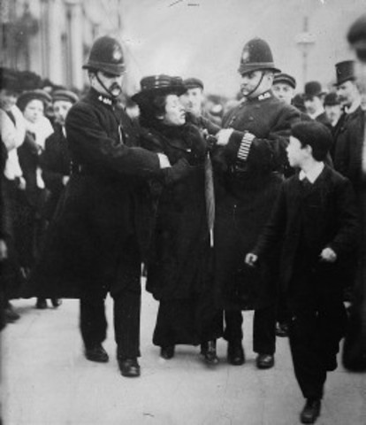 Christabel Pankhurst and Annie Kenny see Sir Edward Grey speak