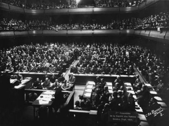 Germany withdraws from the League of Nations.