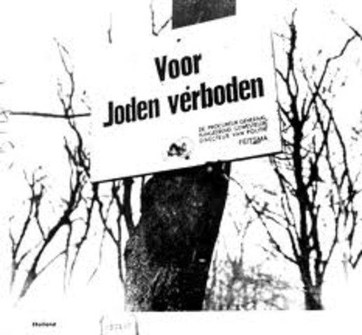 The Nuremberg Laws deprive German Jews of their citizenship.