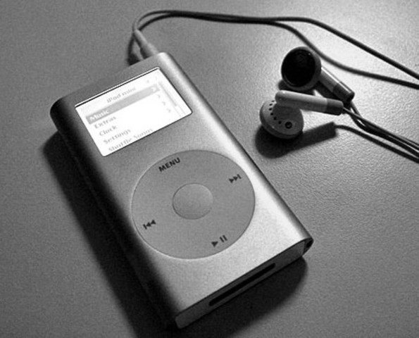 2004 – iPod mini.