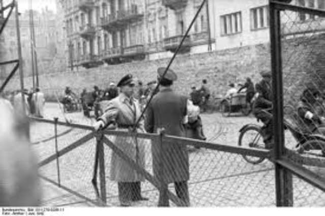The Warsaw ghetto is established.