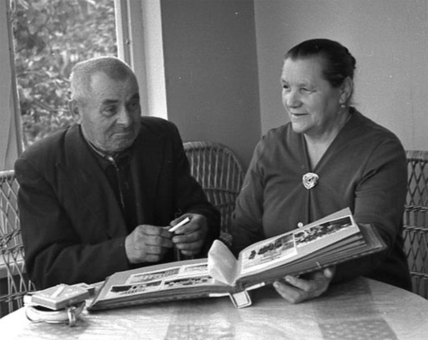 Сообщает в письме родителям о своем намерении стать летчиком