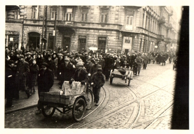 The Warsaw ghetto is established