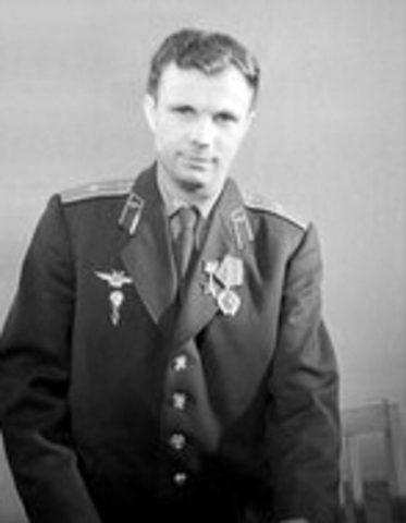 Государственная комиссия утверждает Юрия Алексеевича на первый в мире полет в космическое пространство