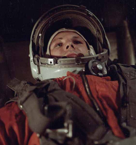 Дается зажигание для ракеты и Гагарин говорит: “Поехали!