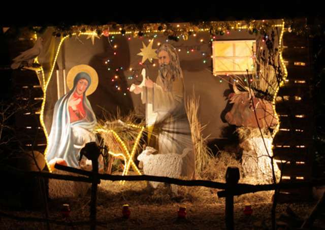 Калядныя яслі каля будынка Гродзенскай праваслаўнай епархіі