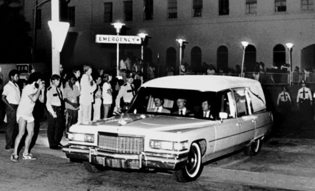 Elvis is hospitlized after having stomach pains and is put through a drug withdrawl program.