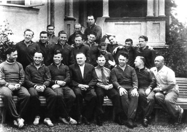 приказом главкома ВВС Вершинина  зачислен в группу кандидатов в космонавты