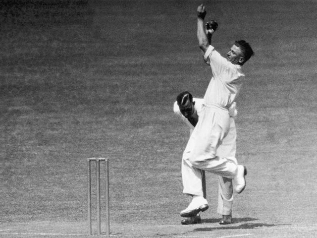English cricket team devises ‘bodyline bowling’ to beat  the run-scoring talents of Don Bradman