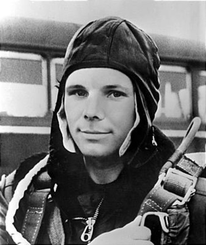 зачислен курсантом на отделение пилотов